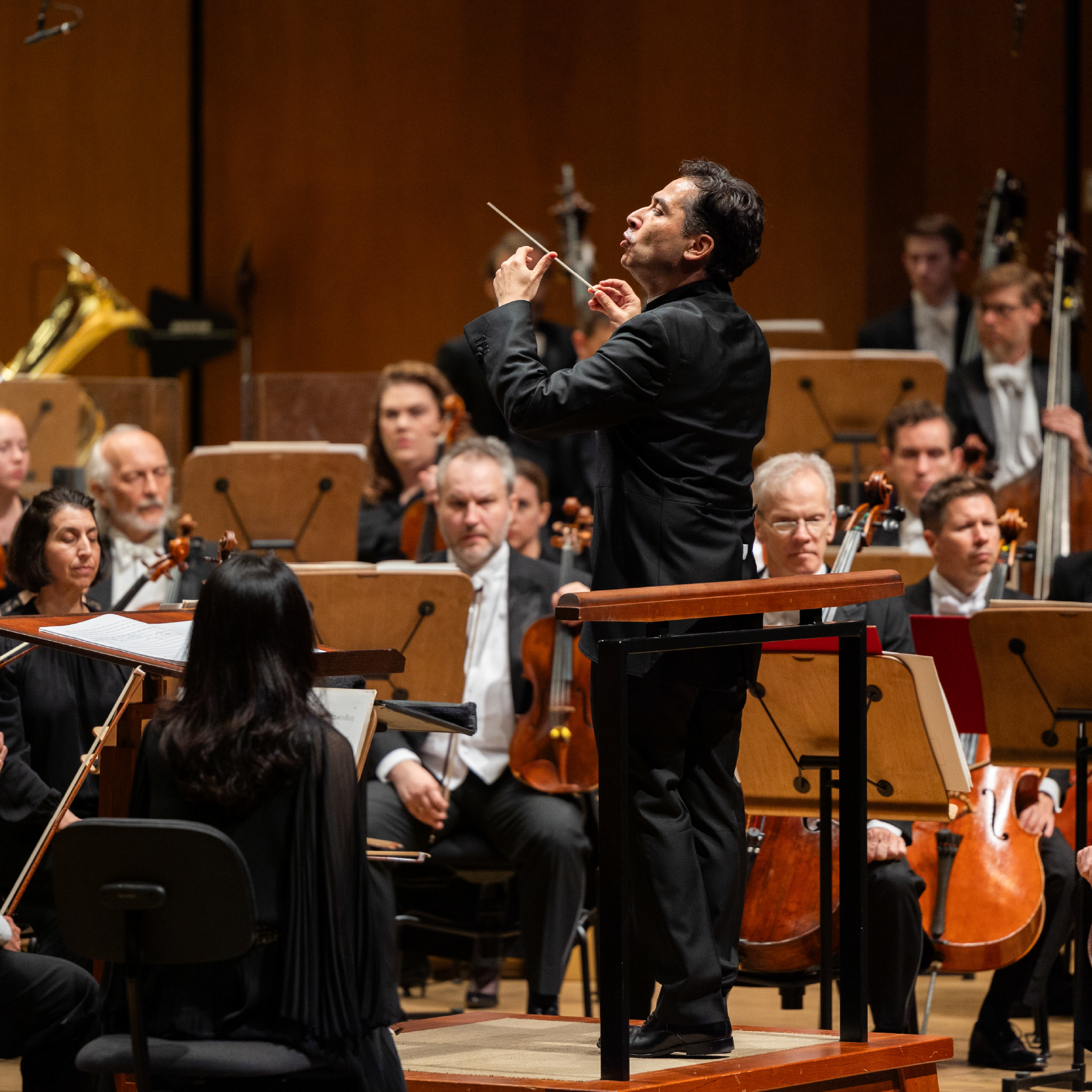 Andrés Conducts Strauss + Brahms’s Violin Concerto