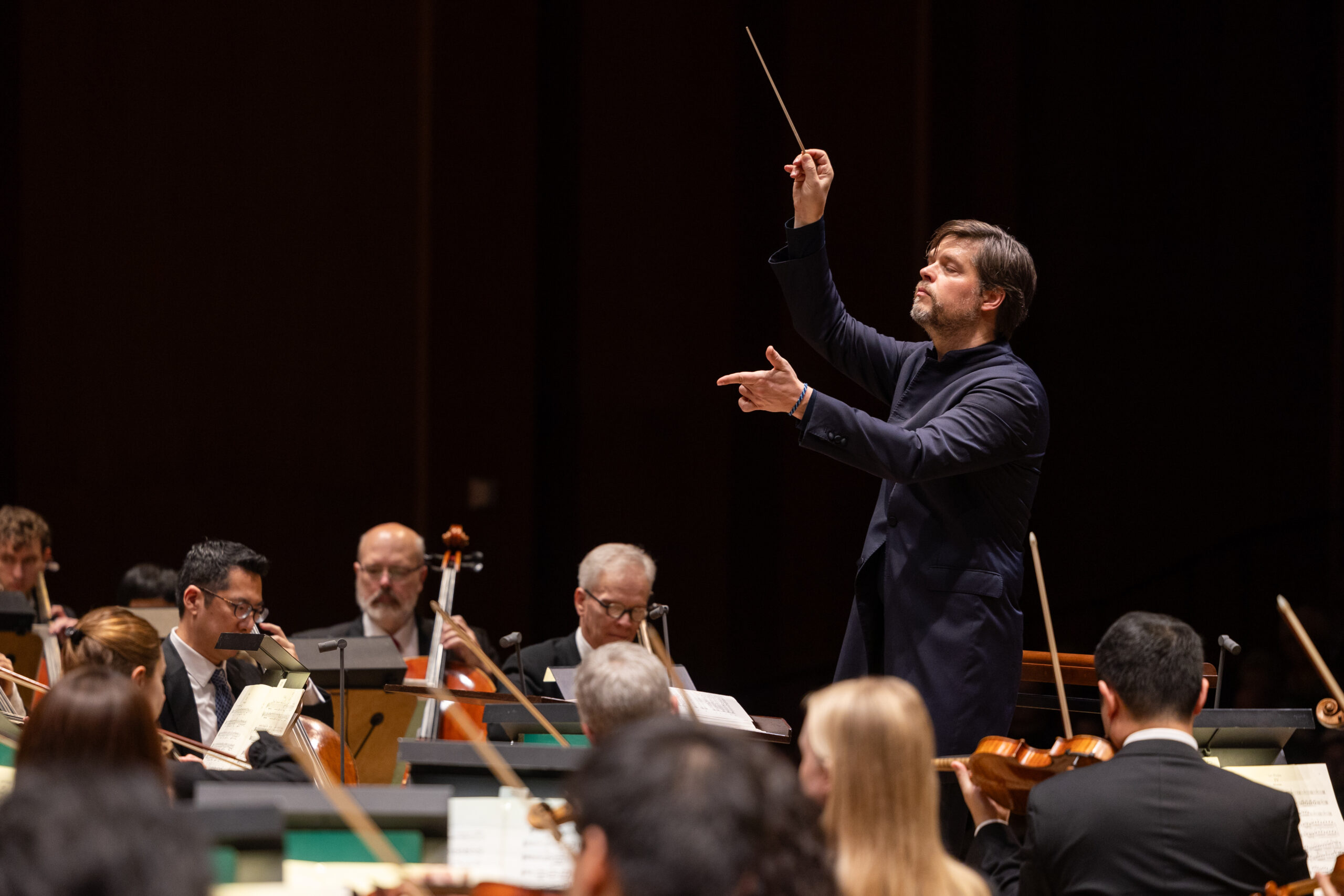 Journey to Light: Valčuha Conducts Shostakovich 10